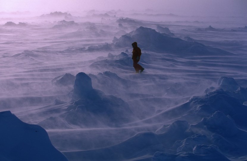 Soixante-trois jours de marche, seul, sur l'océan arctique gelé —une expérience unique, qui conduit à s'interroger sur soi-même et l'avenir du monde. © Francis Latreille (Click to view larger version...)